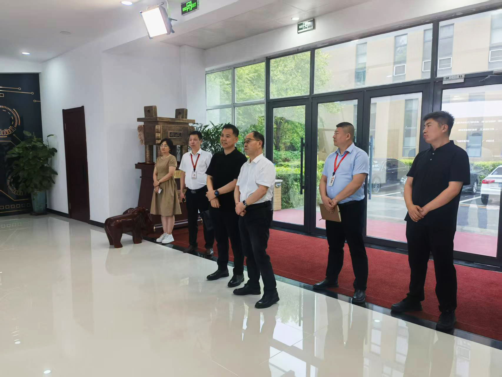 中國聯(lián)通長春分公司黨委書記、總經(jīng)理張宏光一行到吉林泰華集團(tuán)調(diào)研交流